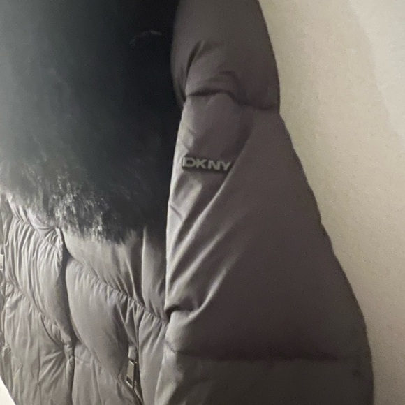 NWOT-DKNY Black Short Puffer Jacket with Plush Faux Fur Removable Collar - Picture 3 of 5